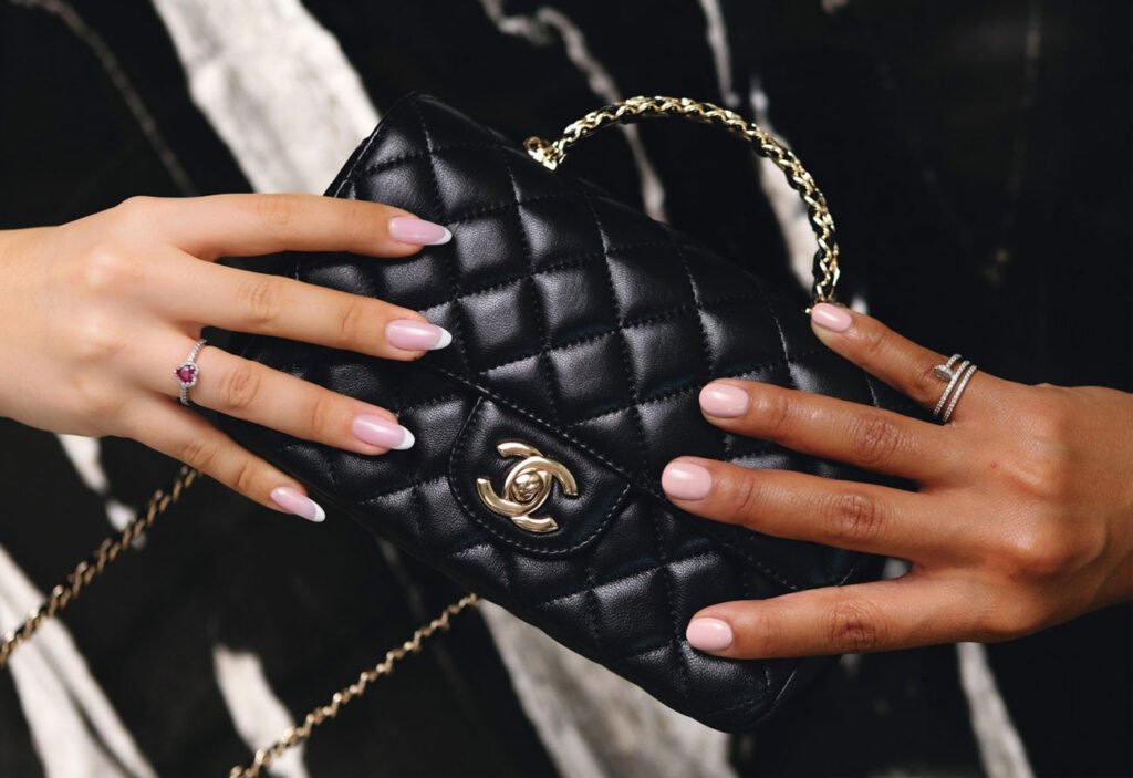 Manicura en Glow Beauty Puerto Banus