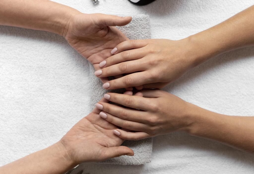 Manicura y pedicura segura en Puerto Banús