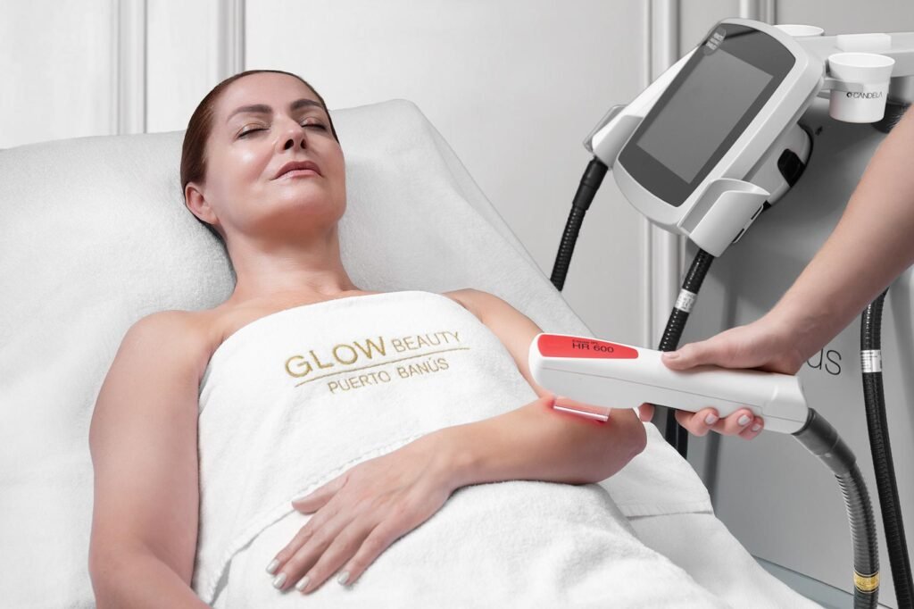 Tratamiento facial con aparatología estética avanzada en Glow Beauty Puerto Banús